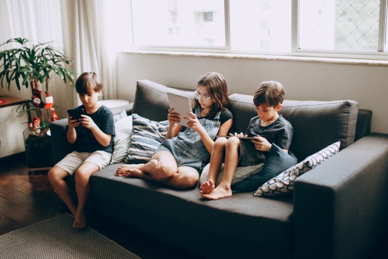 Παιδιά με συσκευές στον καναπέ, Wi-Fi σπιτιού