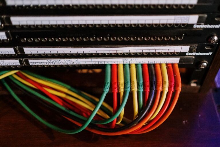 Patch panel με έγχρωμα καλώδια δικτύου