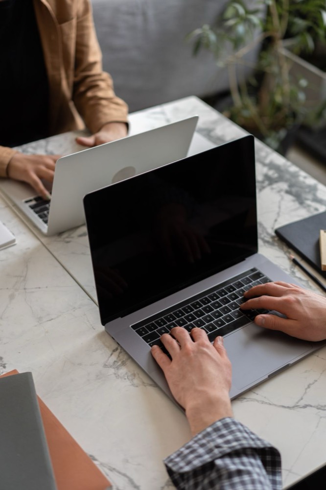 Δύο laptop σε γραφείο
