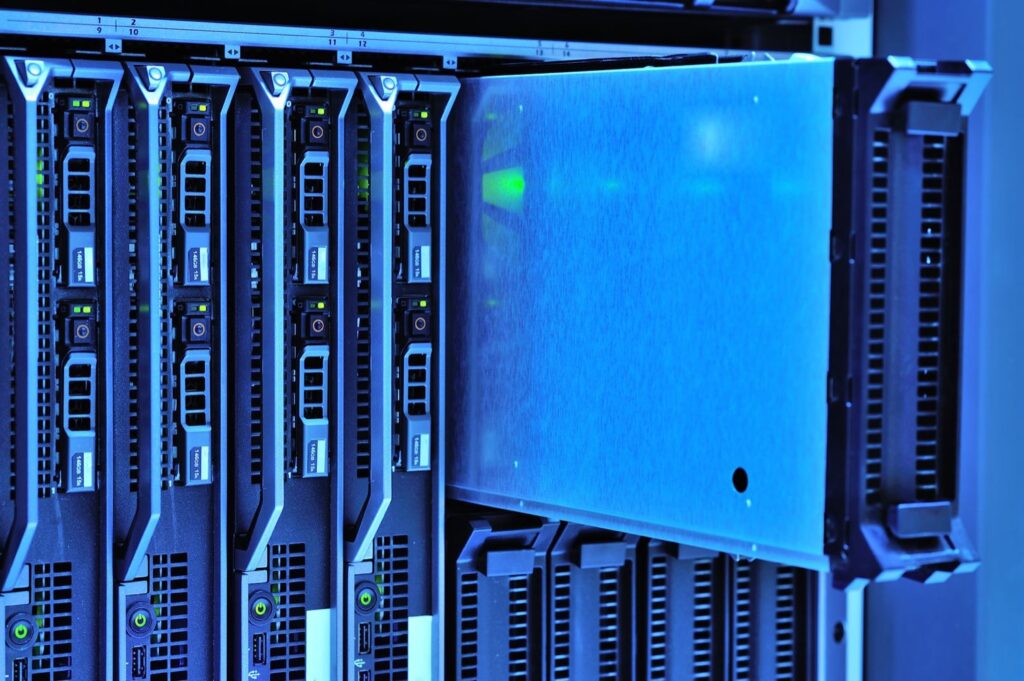 Rack με εξυπηρετητές και καλωδίωση δικτύου