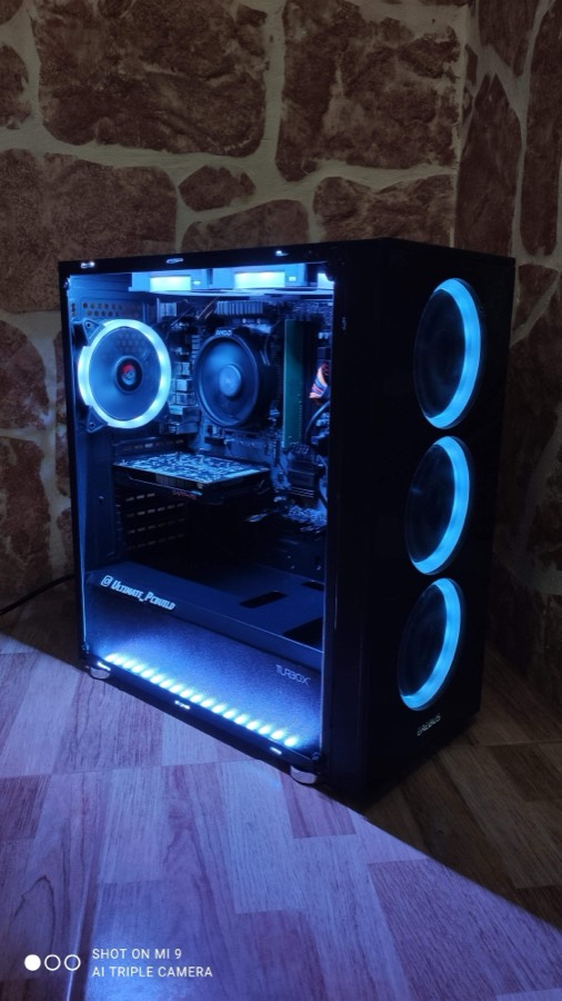 Custom PC με μπλε φωτισμό RGB